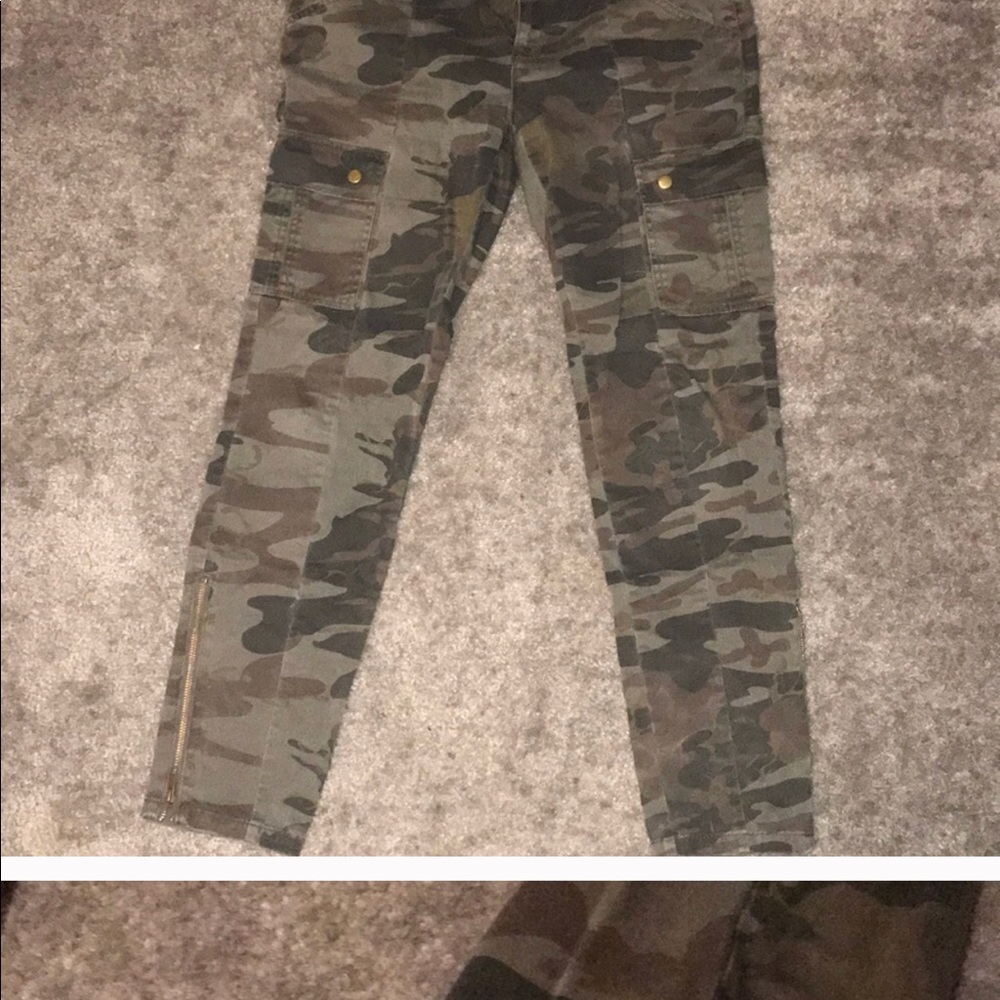 Camo camouflage pants with zipper bottom.
